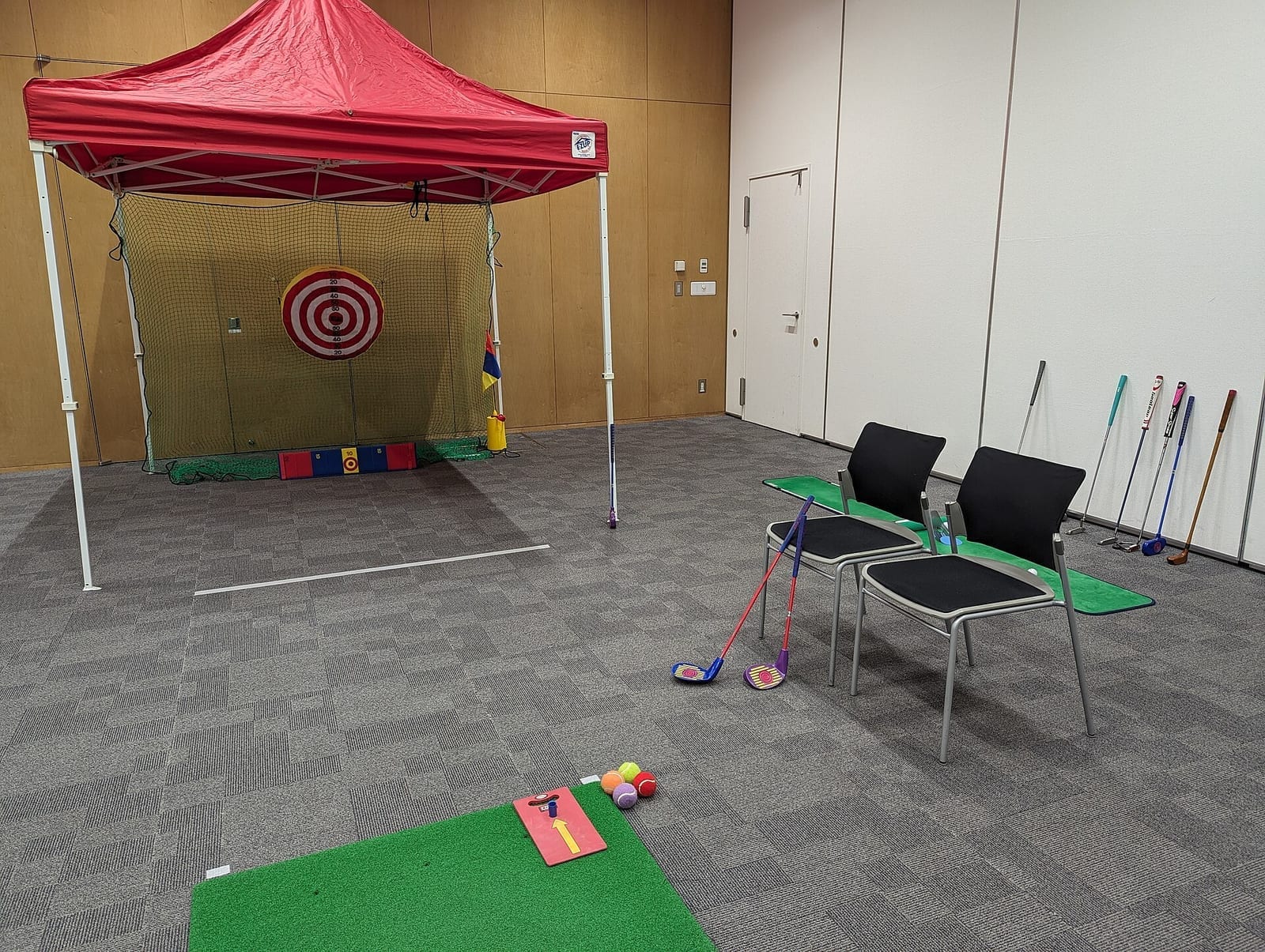 A compact indoor golf practice facility